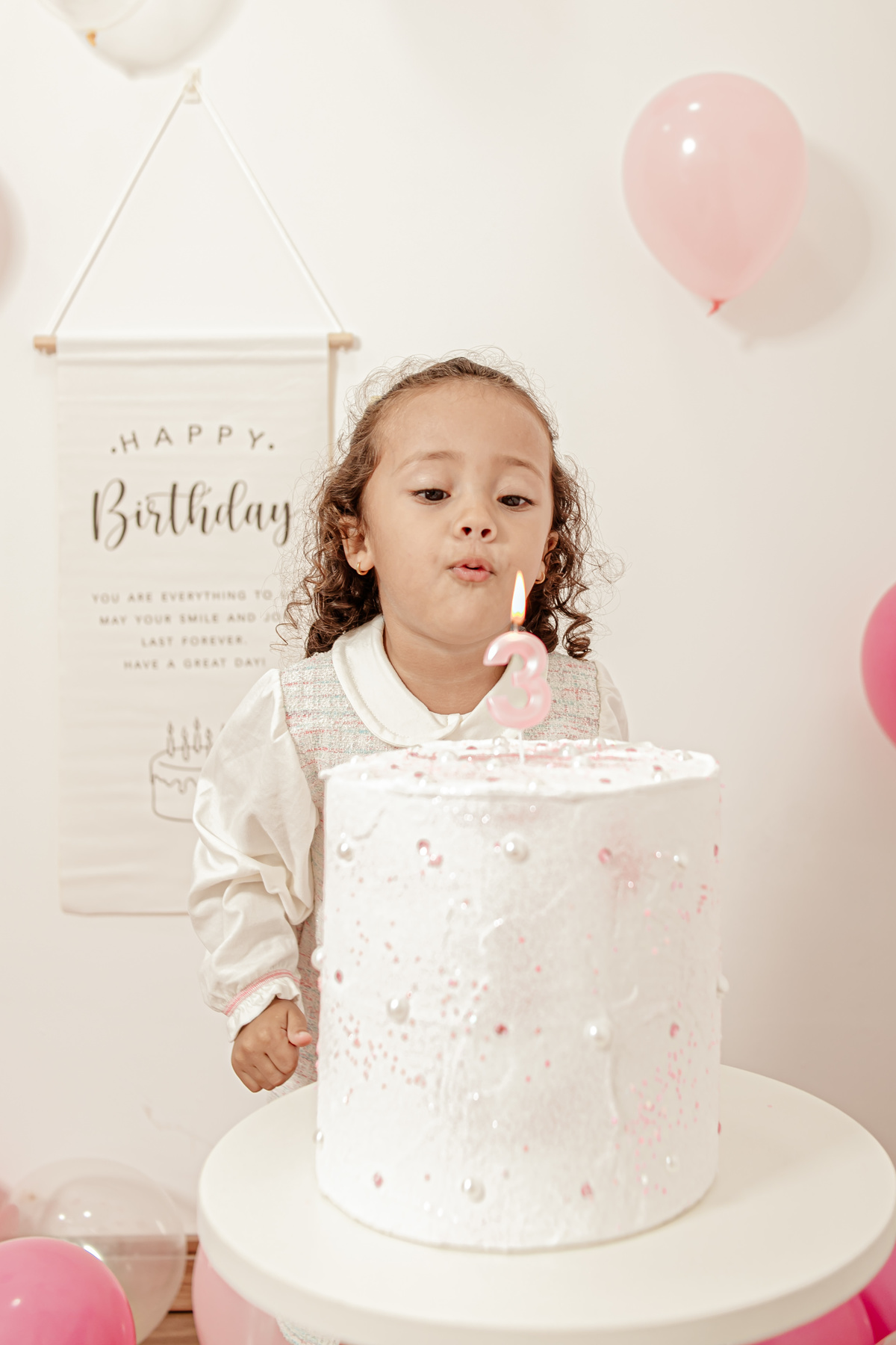 ensaio infantil boho vintage rústico clean bexiga balão bolas bolo aniversário parabéns princesa menina filha Niterói Região Oceânica Itaipu Rio de Janeiro família estúdio fotográfico retrato