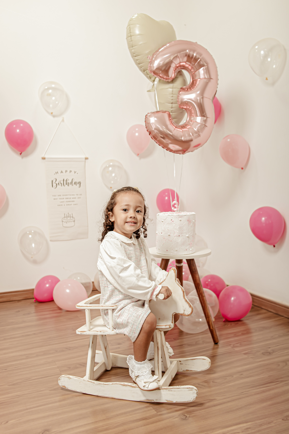 ensaio infantil boho vintage rústico clean bexiga balão bolas bolo aniversário parabéns princesa menina filha Niterói Região Oceânica Itaipu Rio de Janeiro família estúdio fotográfico retrato