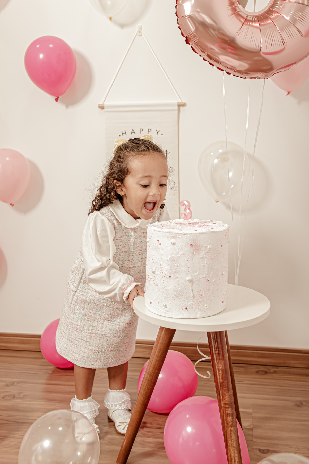 ensaio infantil boho vintage rústico clean bexiga balão bolas bolo aniversário parabéns princesa menina filha Niterói Região Oceânica Itaipu Rio de Janeiro família estúdio fotográfico retrato