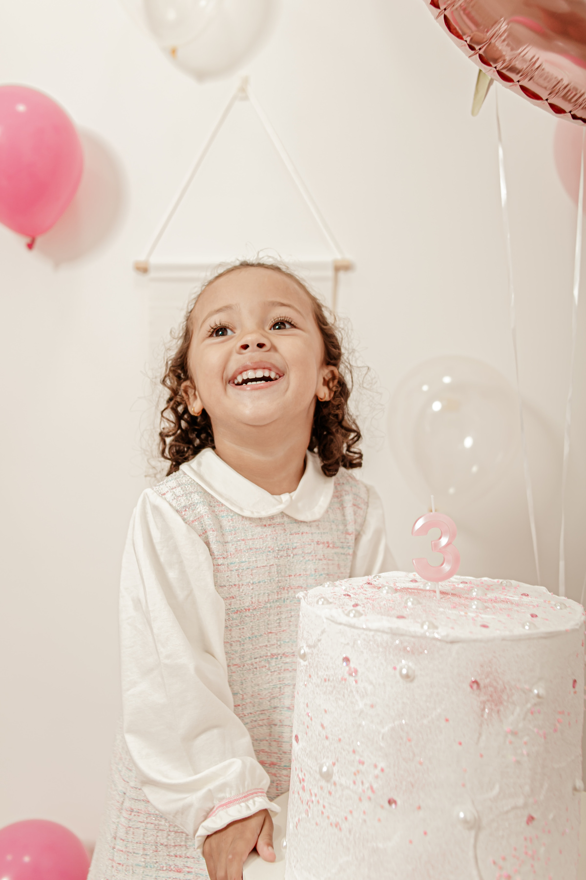 ensaio infantil boho vintage rústico clean bexiga balão bolas bolo aniversário parabéns princesa menina filha Niterói Região Oceânica Itaipu Rio de Janeiro família estúdio fotográfico retrato