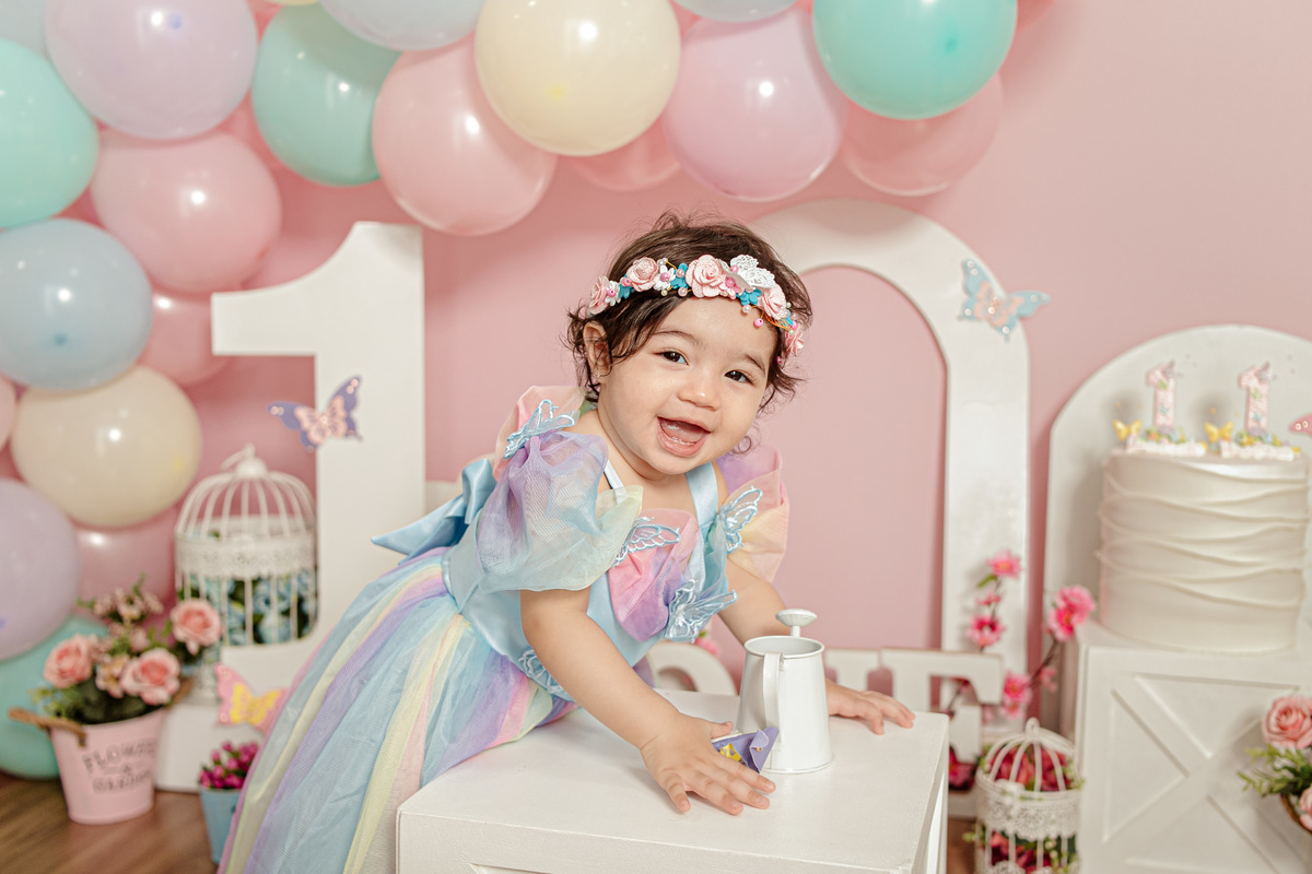 gêmeas jardim de borboletas encantado flor bolas balão família irmãs colorido candy color 1 ano festa ensaio fotográfico temático Itaipu Niterói Região Oceânica 