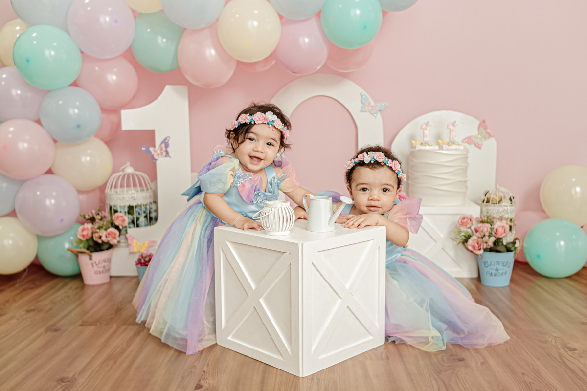 gêmeas jardim de borboletas encantado flor bolas balão família irmãs colorido candy color 1 ano festa ensaio fotográfico temático Itaipu Niterói Região Oceânica 