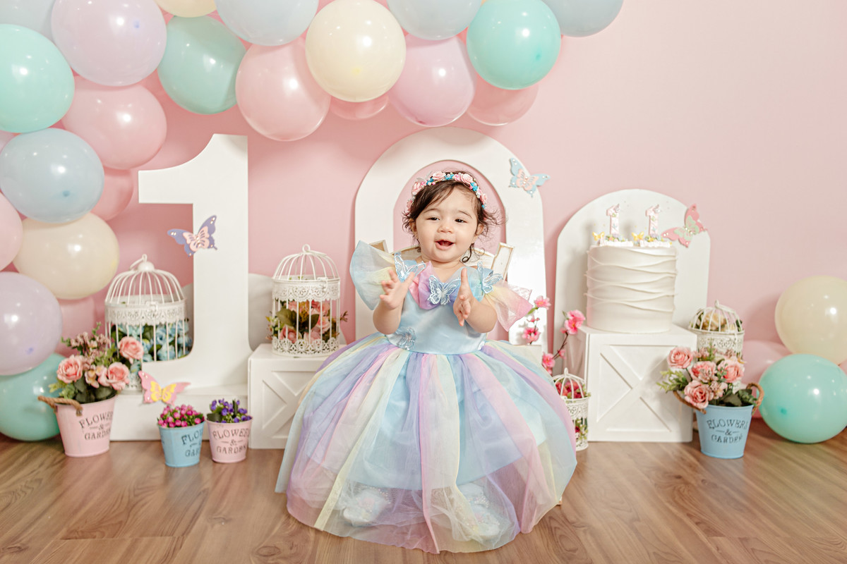 gêmeas jardim de borboletas encantado flor bolas balão família irmãs colorido candy color 1 ano festa ensaio fotográfico temático Itaipu Niterói Região Oceânica 