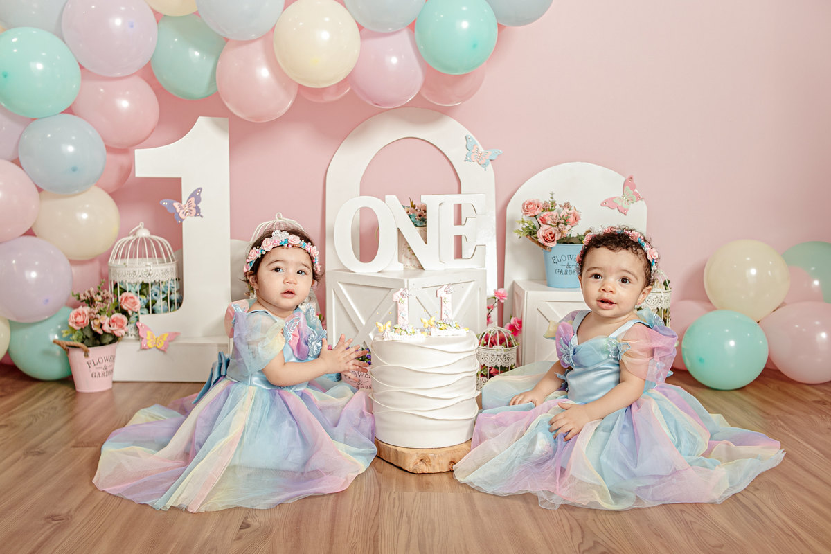 gêmeas jardim de borboletas encantado flor bolas balão família irmãs colorido candy color 1 ano festa ensaio fotográfico temático Itaipu Niterói Região Oceânica 