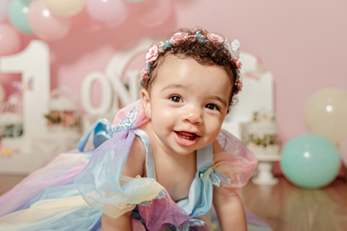 gêmeas jardim de borboletas encantado flor bolas balão família irmãs colorido candy color 1 ano festa ensaio fotográfico temático Itaipu Niterói Região Oceânica 