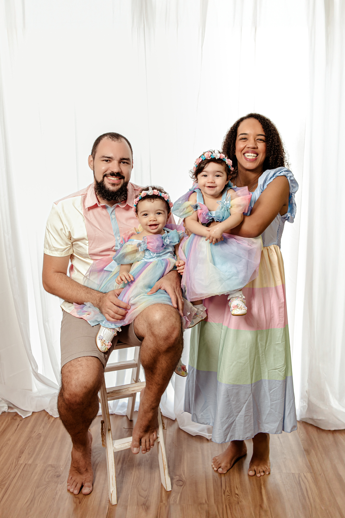 gêmeas jardim de borboletas encantado flor bolas balão família irmãs colorido candy color 1 ano festa ensaio fotográfico temático Itaipu Niterói Região Oceânica 