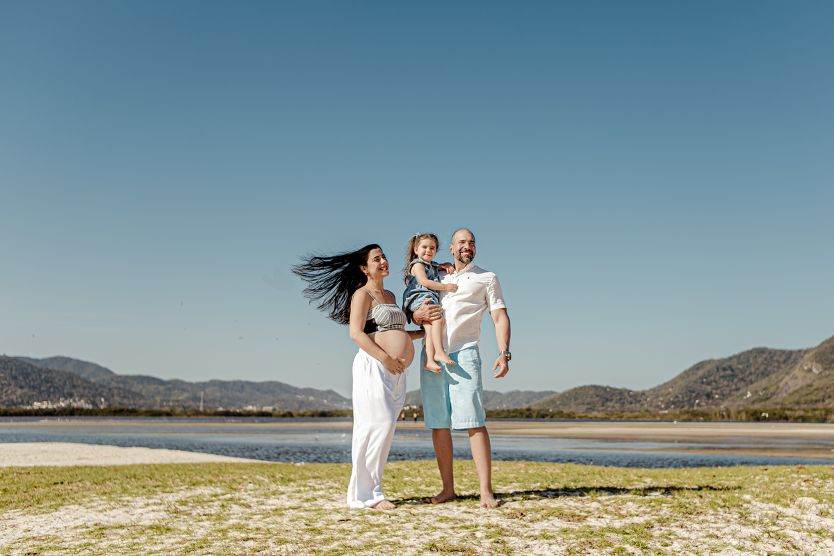 gestante gestação grávida família menino menina príncipe princesa irmãos irmã irmão casal ensaio fotográfico fotografia retrato Itaipu Região Oceânica Niterói Rio de Janeiro mar planta floresta vegetação céu
