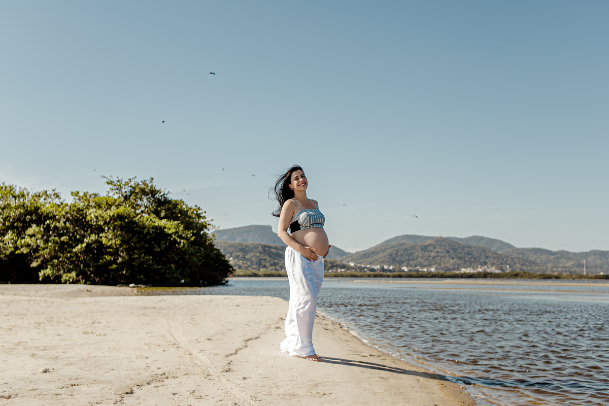 gestante gestação grávida família menino menina príncipe princesa irmãos irmã irmão casal ensaio fotográfico fotografia retrato Itaipu Região Oceânica Niterói Rio de Janeiro mar planta floresta vegetação céu