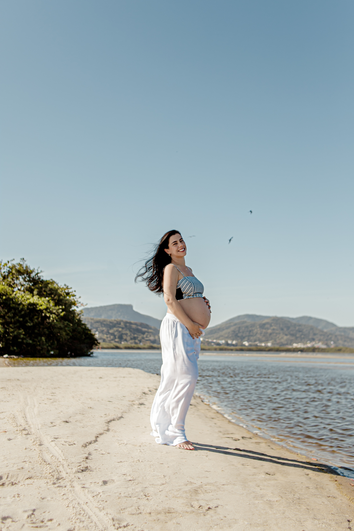 gestante gestação grávida família menino menina príncipe princesa irmãos irmã irmão casal ensaio fotográfico fotografia retrato Itaipu Região Oceânica Niterói Rio de Janeiro mar planta floresta vegetação céu