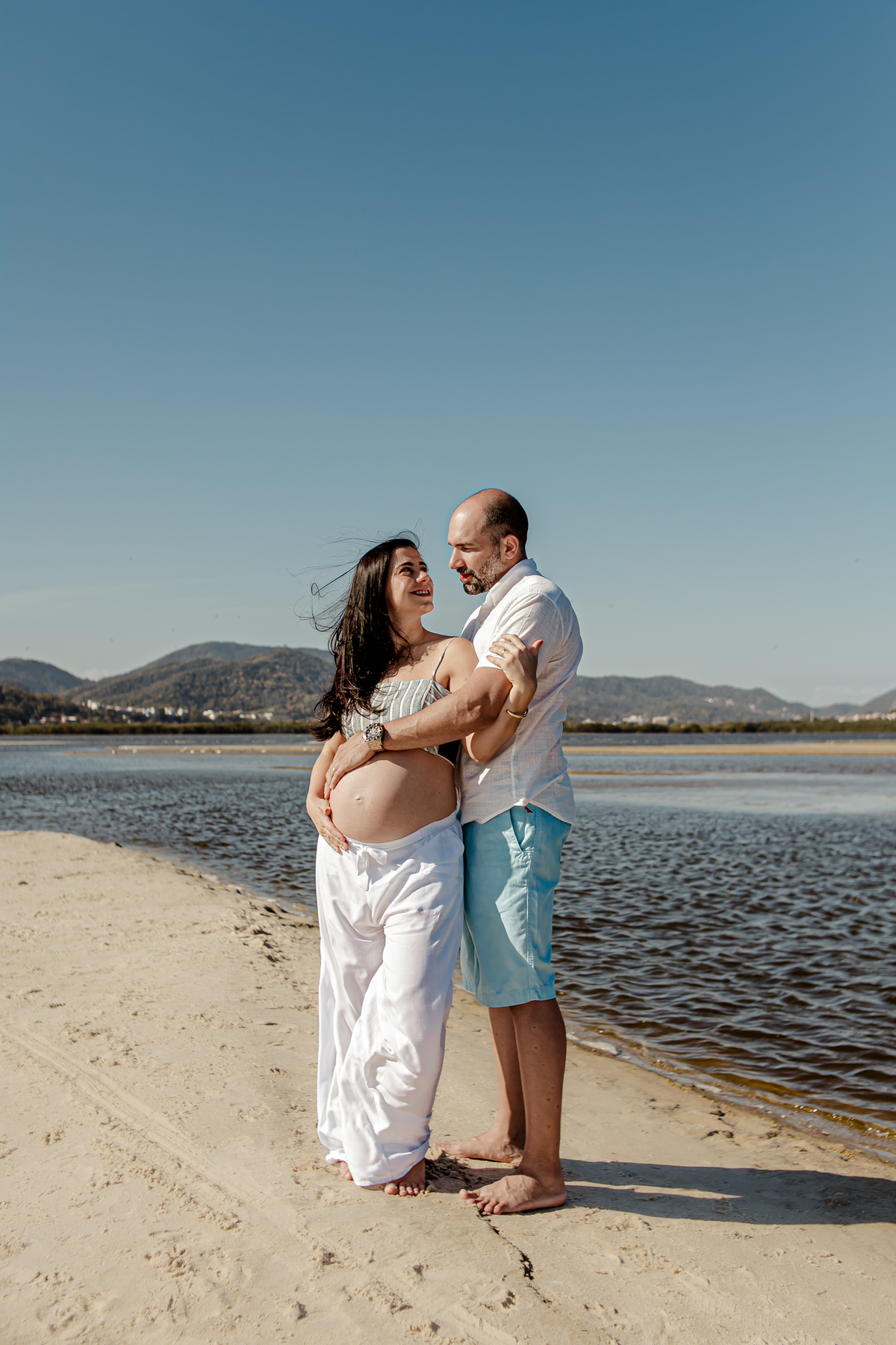 gestante gestação grávida família menino menina príncipe princesa irmãos irmã irmão casal ensaio fotográfico fotografia retrato Itaipu Região Oceânica Niterói Rio de Janeiro mar planta floresta vegetação céu