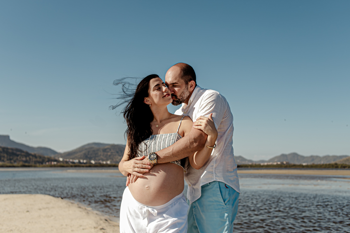 gestante gestação grávida família menino menina príncipe princesa irmãos irmã irmão casal ensaio fotográfico fotografia retrato Itaipu Região Oceânica Niterói Rio de Janeiro mar planta floresta vegetação céu
