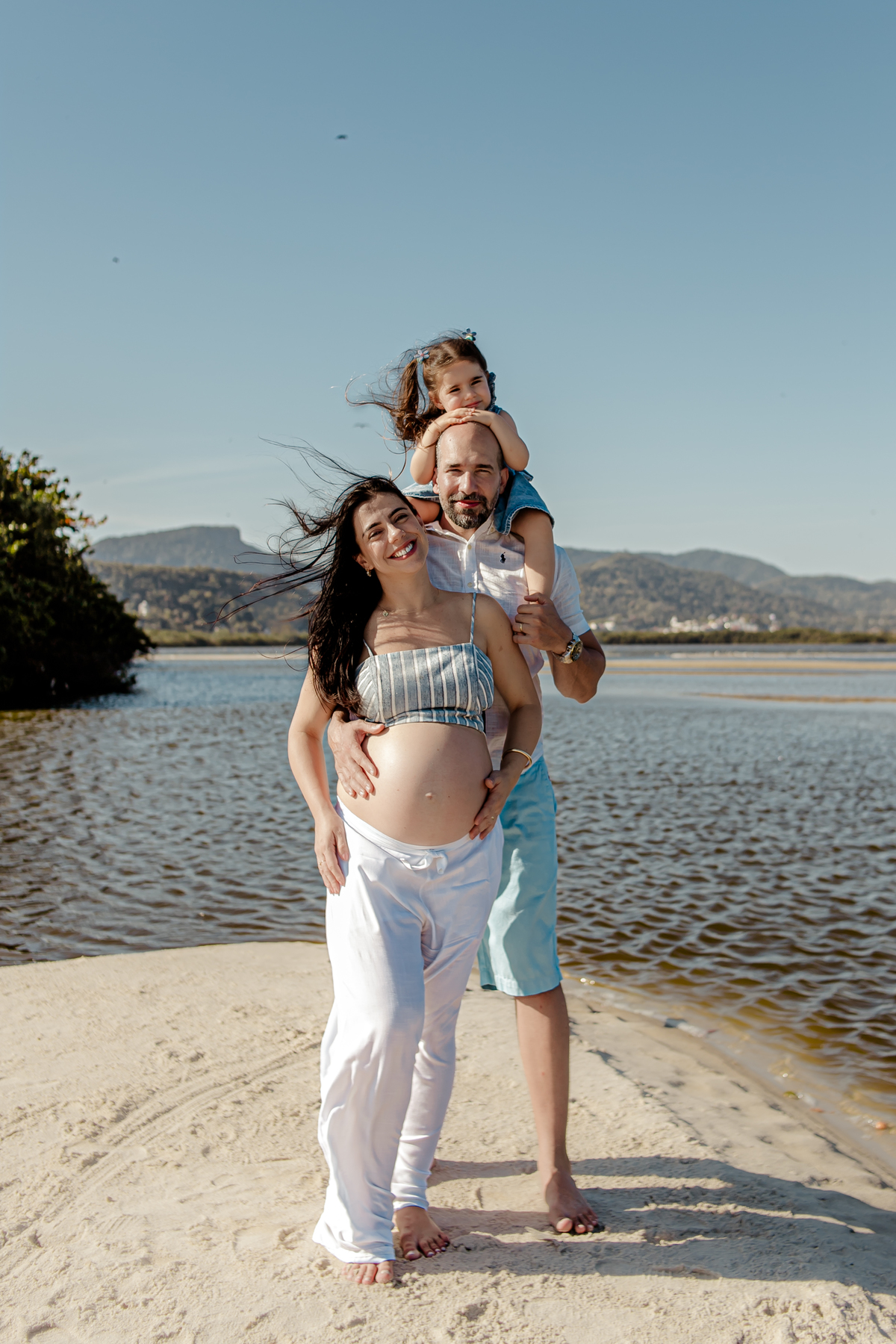 gestante gestação grávida família menino menina príncipe princesa irmãos irmã irmão casal ensaio fotográfico fotografia retrato Itaipu Região Oceânica Niterói Rio de Janeiro mar planta floresta vegetação céu