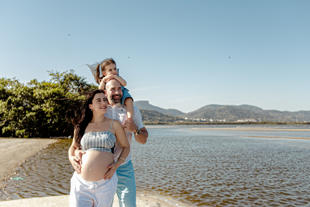 gestante gestação grávida família menino menina príncipe princesa irmãos irmã irmão casal ensaio fotográfico fotografia retrato Itaipu Região Oceânica Niterói Rio de Janeiro mar planta floresta vegetação céu