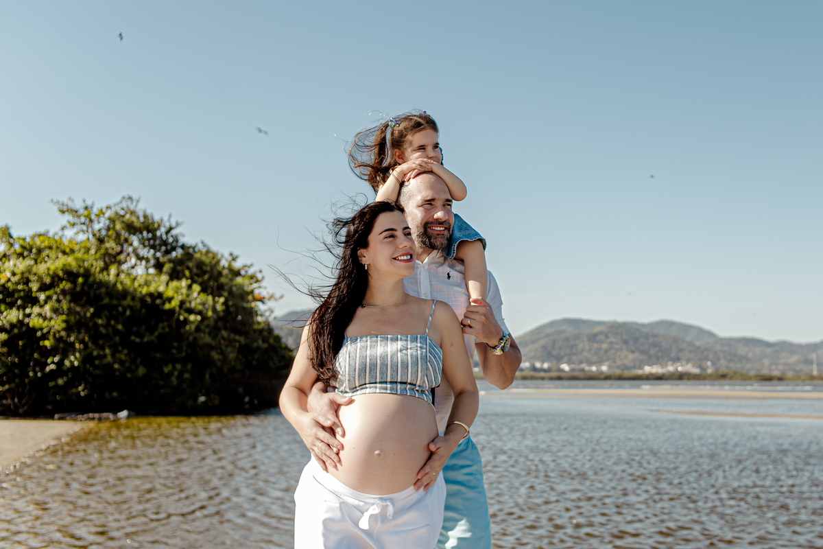 gestante gestação grávida família menino menina príncipe princesa irmãos irmã irmão casal ensaio fotográfico fotografia retrato Itaipu Região Oceânica Niterói Rio de Janeiro mar planta floresta vegetação céu