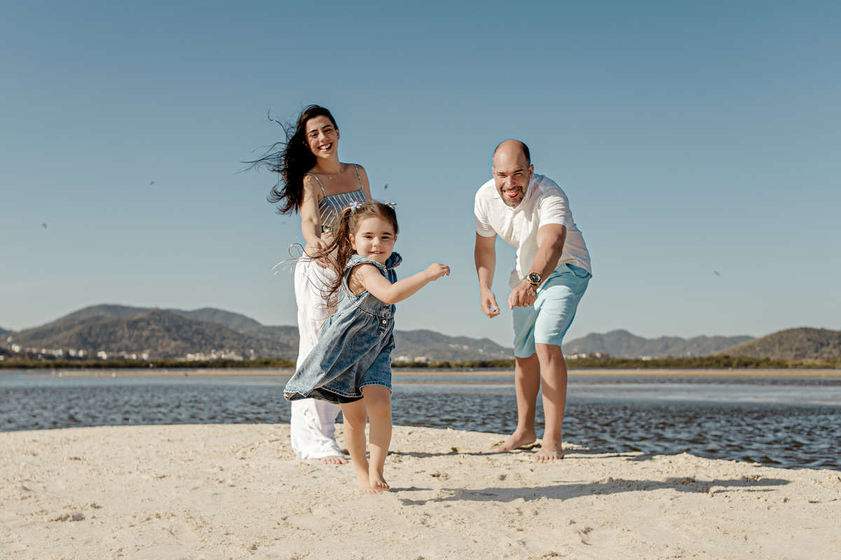 gestante gestação grávida família menino menina príncipe princesa irmãos irmã irmão casal ensaio fotográfico fotografia retrato Itaipu Região Oceânica Niterói Rio de Janeiro mar planta floresta vegetação céu