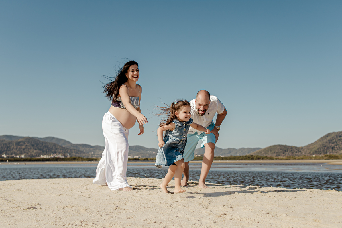 gestante gestação grávida família menino menina príncipe princesa irmãos irmã irmão casal ensaio fotográfico fotografia retrato Itaipu Região Oceânica Niterói Rio de Janeiro mar planta floresta vegetação céu