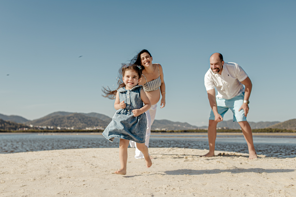 gestante gestação grávida família menino menina príncipe princesa irmãos irmã irmão casal ensaio fotográfico fotografia retrato Itaipu Região Oceânica Niterói Rio de Janeiro mar planta floresta vegetação céu