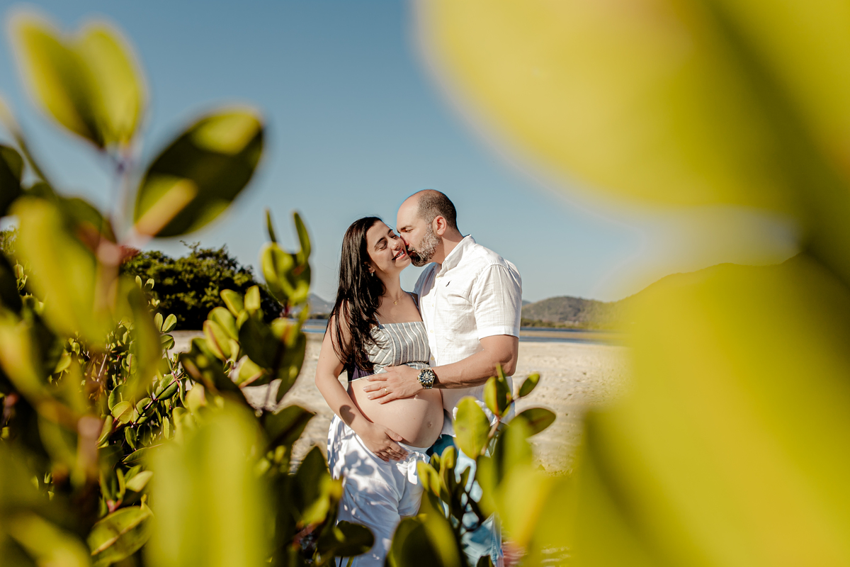 gestante gestação grávida família menino menina príncipe princesa irmãos irmã irmão casal ensaio fotográfico fotografia retrato Itaipu Região Oceânica Niterói Rio de Janeiro mar planta floresta vegetação céu