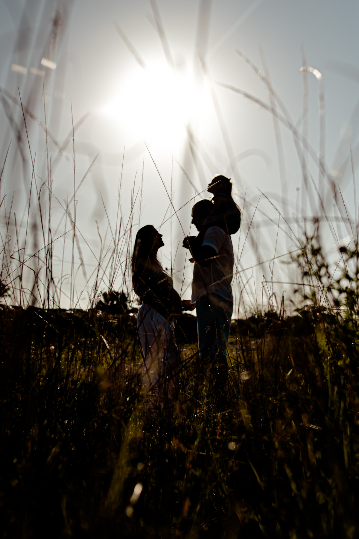 gestante gestação grávida família menino menina príncipe princesa irmãos irmã irmão casal ensaio fotográfico fotografia retrato Itaipu Região Oceânica Niterói Rio de Janeiro mar planta floresta vegetação céu