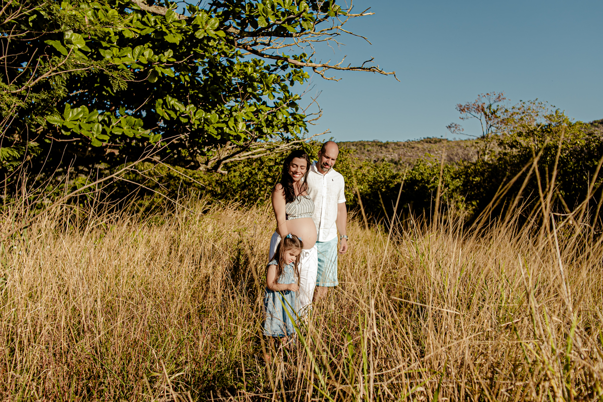 gestante gestação grávida família menino menina príncipe princesa irmãos irmã irmão casal ensaio fotográfico fotografia retrato Itaipu Região Oceânica Niterói Rio de Janeiro mar planta floresta vegetação céu