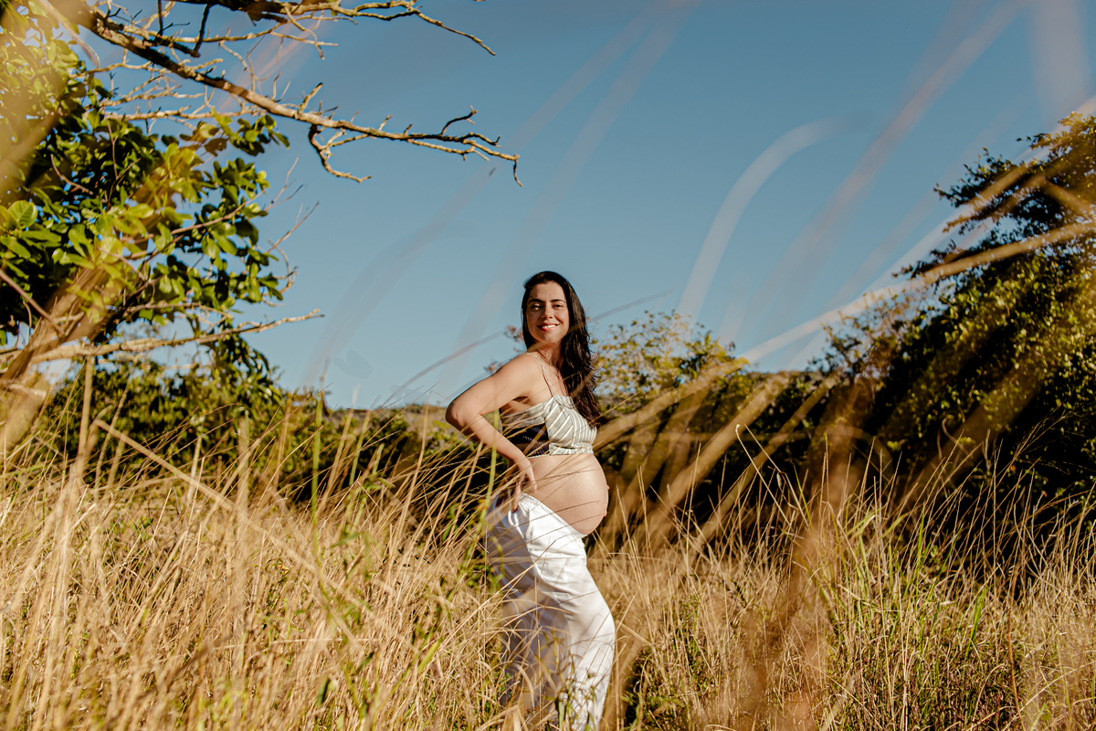 gestante gestação grávida família menino menina príncipe princesa irmãos irmã irmão casal ensaio fotográfico fotografia retrato Itaipu Região Oceânica Niterói Rio de Janeiro mar planta floresta vegetação céu