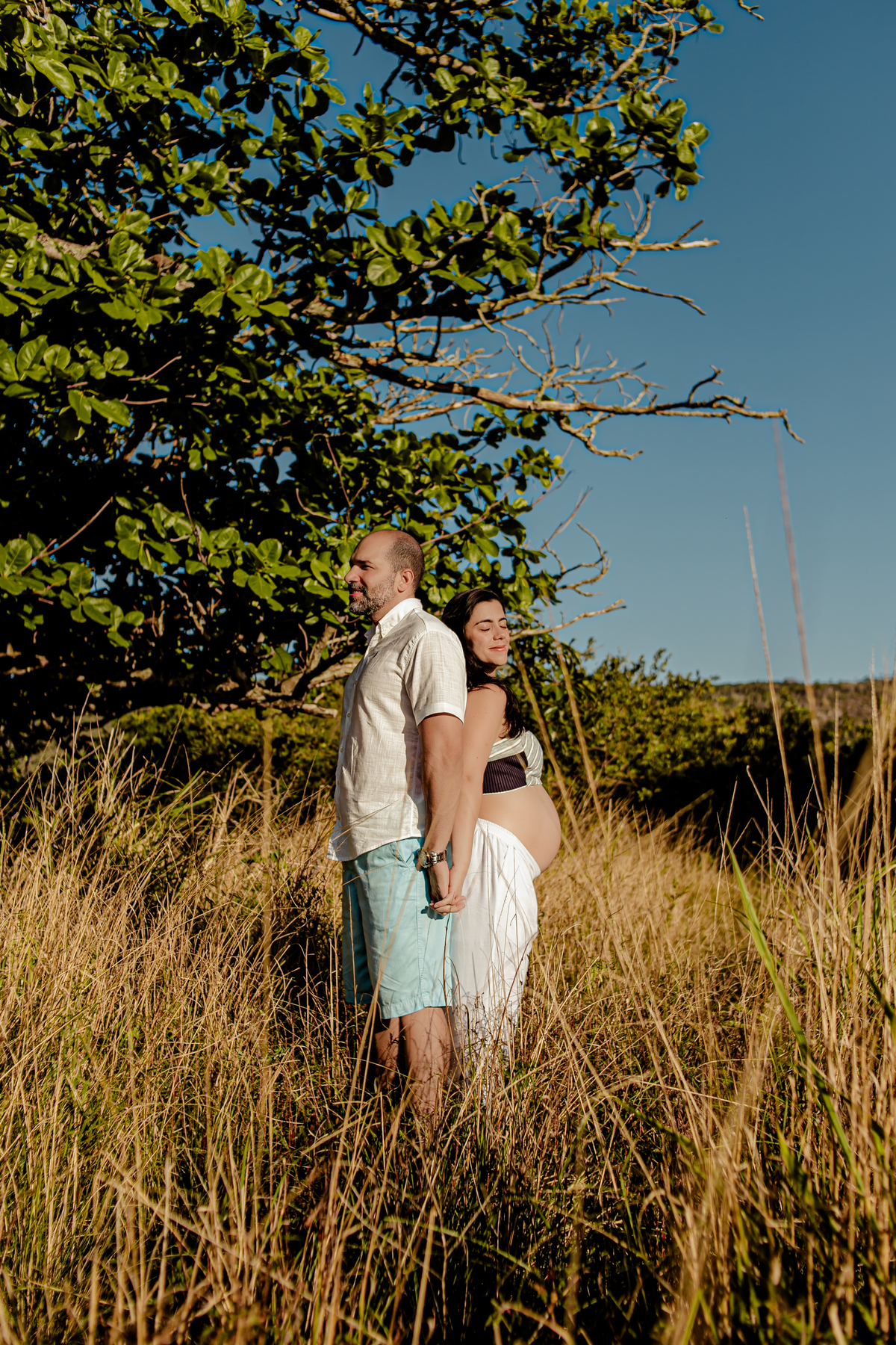 gestante gestação grávida família menino menina príncipe princesa irmãos irmã irmão casal ensaio fotográfico fotografia retrato Itaipu Região Oceânica Niterói Rio de Janeiro mar planta floresta vegetação céu