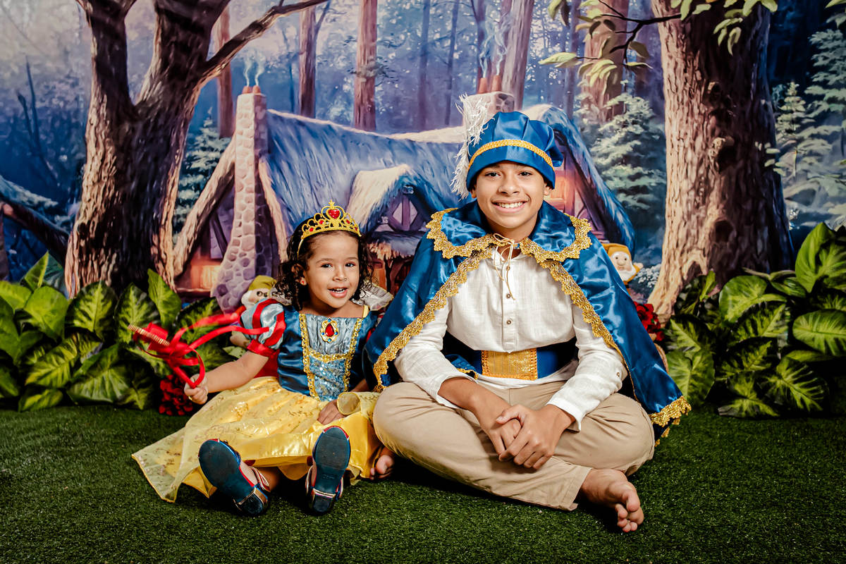 princesa infantil Branca de Neve e os 7 anões sete flores floresta grama vermelho família irmãos príncipe irmão fantasia mágico conto de fadas Itaipu Região Oceânica Niterói Rio de Janeiro ensaio fotográfico fotografia