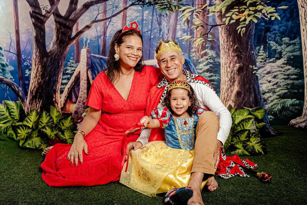 princesa infantil Branca de Neve e os 7 anões sete flores floresta grama vermelho família irmãos príncipe irmão fantasia mágico conto de fadas Itaipu Região Oceânica Niterói Rio de Janeiro ensaio fotográfico fotografia