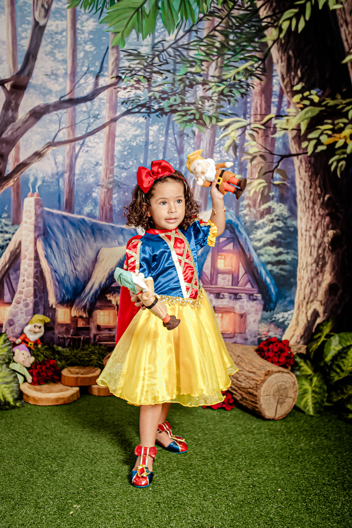 princesa infantil Branca de Neve e os 7 anões sete flores floresta grama vermelho família irmãos príncipe irmão fantasia mágico conto de fadas Itaipu Região Oceânica Niterói Rio de Janeiro ensaio fotográfico fotografia