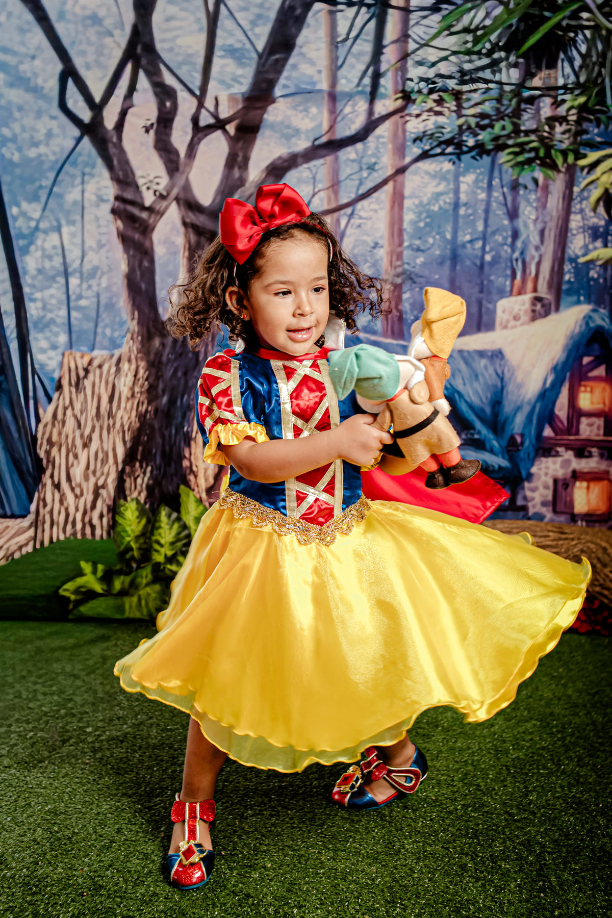 princesa infantil Branca de Neve e os 7 anões sete flores floresta grama vermelho família irmãos príncipe irmão fantasia mágico conto de fadas Itaipu Região Oceânica Niterói Rio de Janeiro ensaio fotográfico fotografia