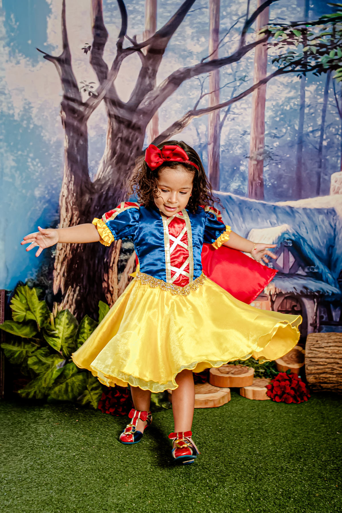 princesa infantil Branca de Neve e os 7 anões sete flores floresta grama vermelho família irmãos príncipe irmão fantasia mágico conto de fadas Itaipu Região Oceânica Niterói Rio de Janeiro ensaio fotográfico fotografia