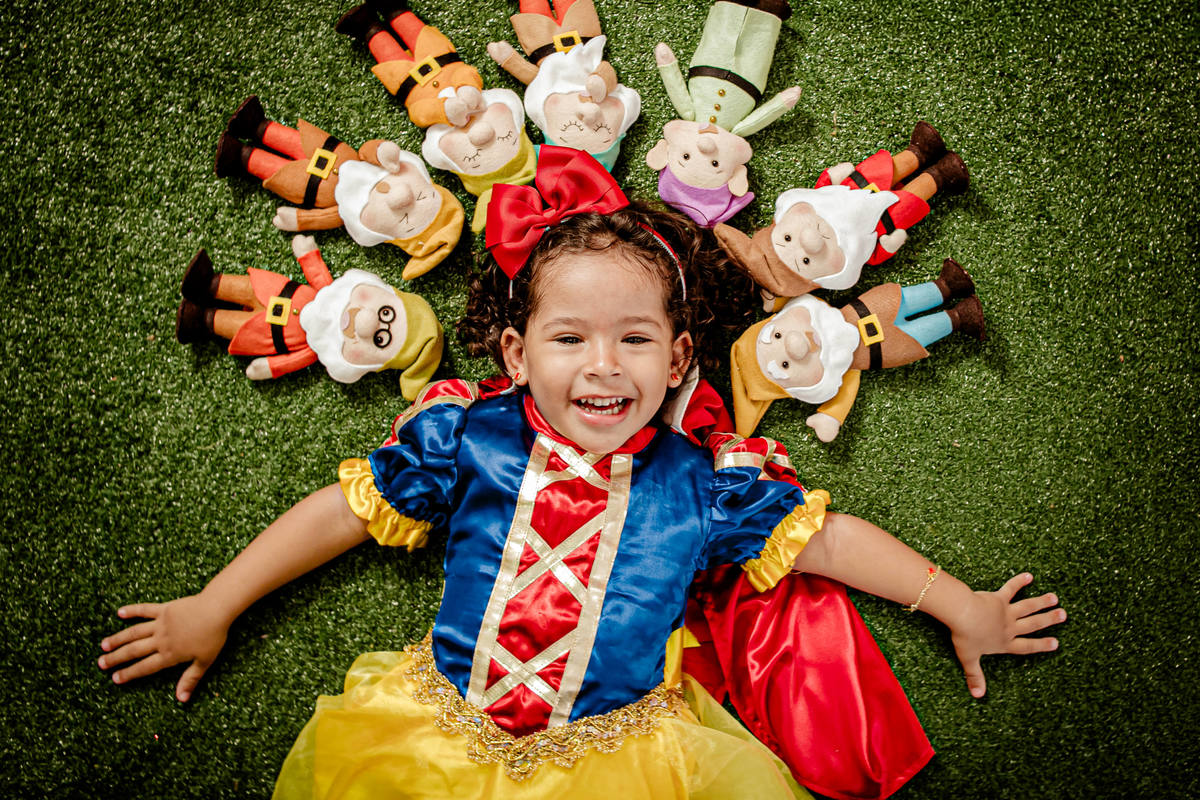 princesa infantil Branca de Neve e os 7 anões sete flores floresta grama vermelho família irmãos príncipe irmão fantasia mágico conto de fadas Itaipu Região Oceânica Niterói Rio de Janeiro ensaio fotográfico fotografia