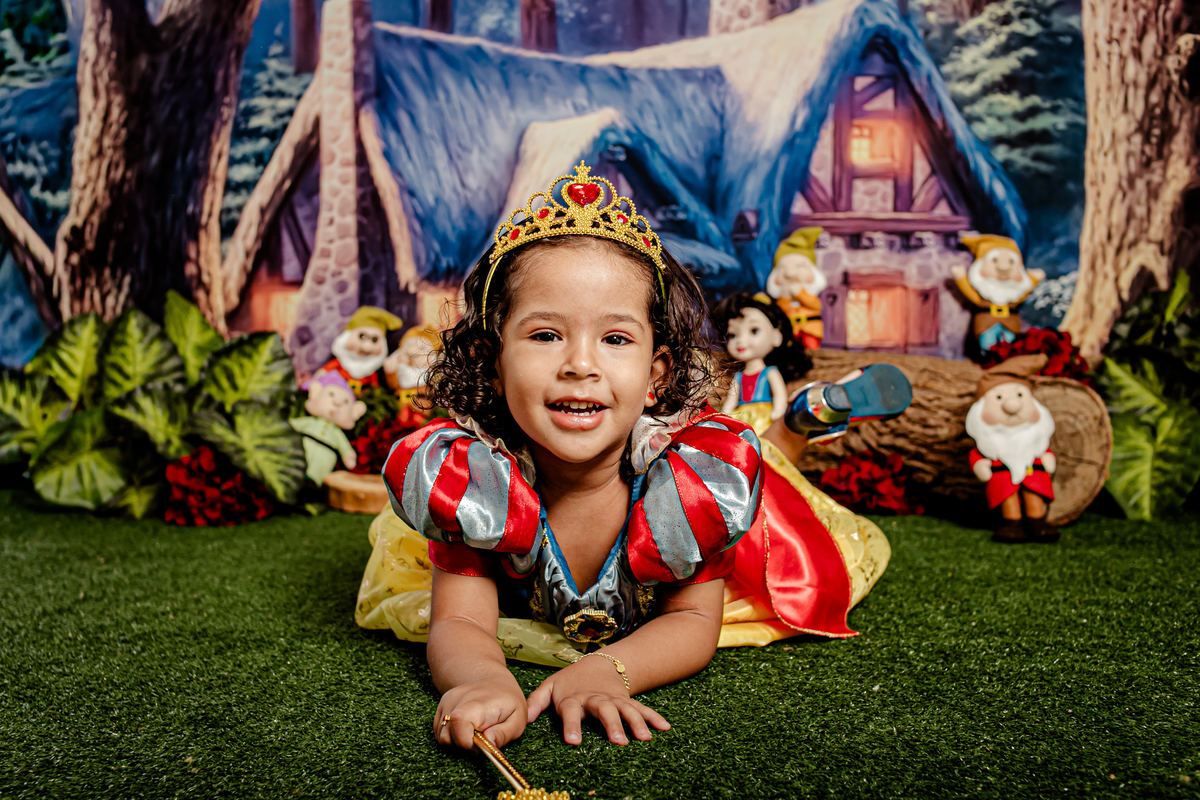 princesa infantil Branca de Neve e os 7 anões sete flores floresta grama vermelho família irmãos príncipe irmão fantasia mágico conto de fadas Itaipu Região Oceânica Niterói Rio de Janeiro ensaio fotográfico fotografia