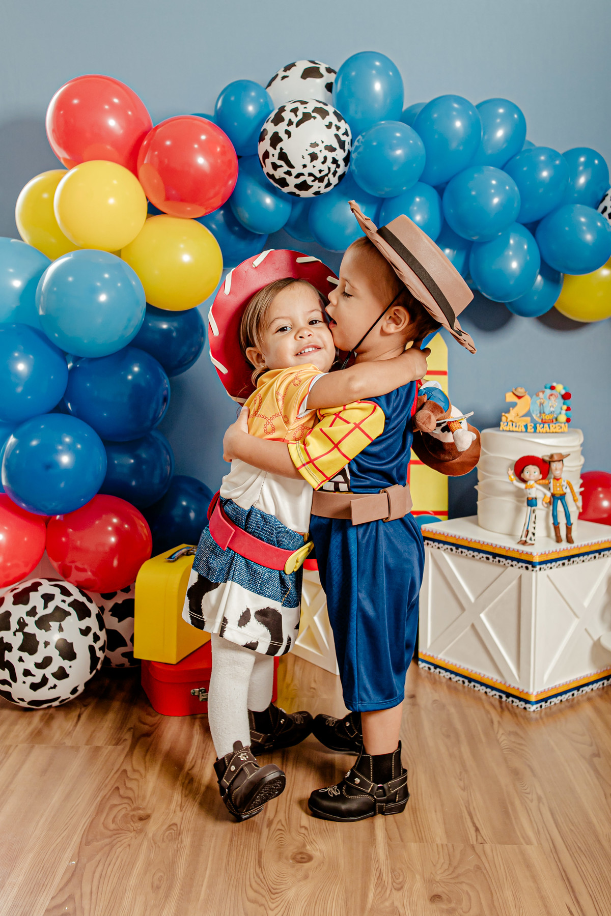 ensaio infantil irmãos gêmeos menina menino casal Jessie Woody cabeça de batata buzz lightyear toy story ensaio pré festa vaca vaqueiro cowboy Itaipu Niterói Região Oceânica Rio de Janeiro