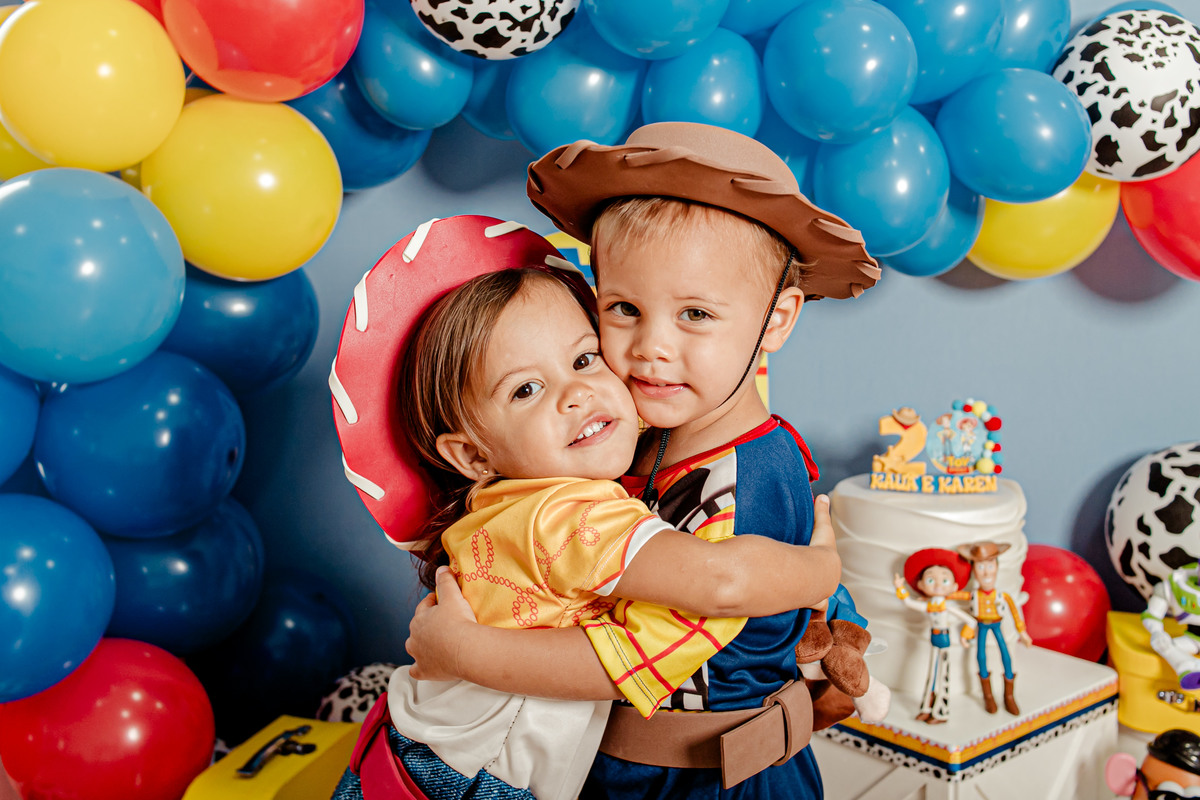ensaio infantil irmãos gêmeos menina menino casal Jessie Woody cabeça de batata buzz lightyear toy story ensaio pré festa vaca vaqueiro cowboy Itaipu Niterói Região Oceânica Rio de Janeiro