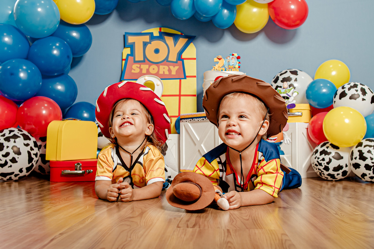 ensaio infantil irmãos gêmeos menina menino casal Jessie Woody cabeça de batata buzz lightyear toy story ensaio pré festa vaca vaqueiro cowboy Itaipu Niterói Região Oceânica Rio de Janeiro