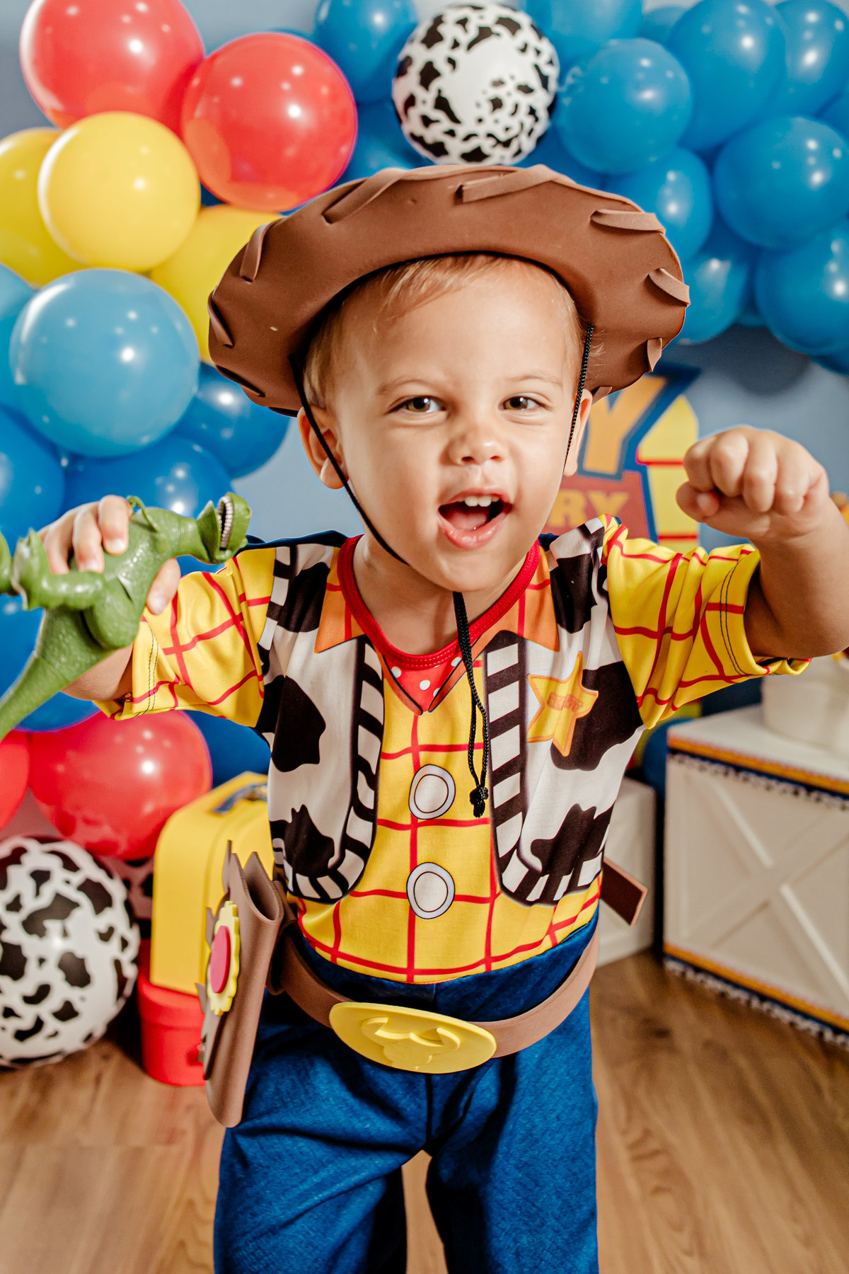 ensaio infantil irmãos gêmeos menina menino casal Jessie Woody cabeça de batata buzz lightyear toy story ensaio pré festa vaca vaqueiro cowboy Itaipu Niterói Região Oceânica Rio de Janeiro