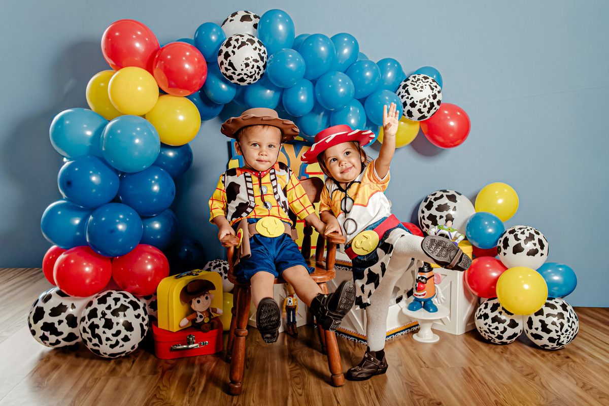ensaio infantil irmãos gêmeos menina menino casal Jessie Woody cabeça de batata buzz lightyear toy story ensaio pré festa vaca vaqueiro cowboy Itaipu Niterói Região Oceânica Rio de Janeiro