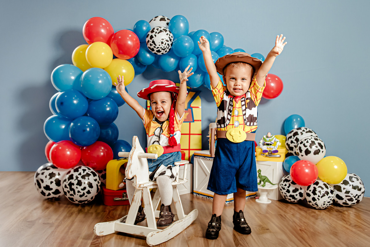 ensaio infantil irmãos gêmeos menina menino casal Jessie Woody cabeça de batata buzz lightyear toy story ensaio pré festa vaca vaqueiro cowboy Itaipu Niterói Região Oceânica Rio de Janeiro