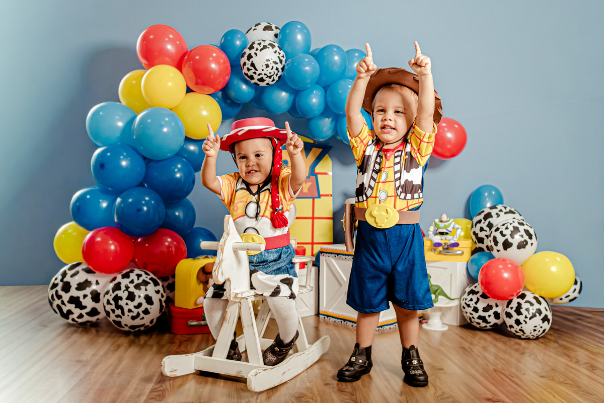 ensaio infantil irmãos gêmeos menina menino casal Jessie Woody cabeça de batata buzz lightyear toy story ensaio pré festa vaca vaqueiro cowboy Itaipu Niterói Região Oceânica Rio de Janeiro