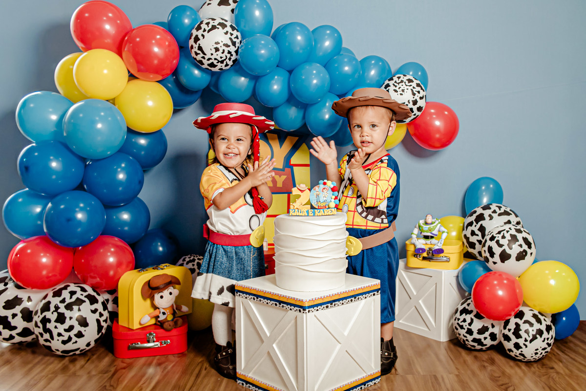 ensaio infantil irmãos gêmeos menina menino casal Jessie Woody cabeça de batata buzz lightyear toy story ensaio pré festa vaca vaqueiro cowboy Itaipu Niterói Região Oceânica Rio de Janeiro