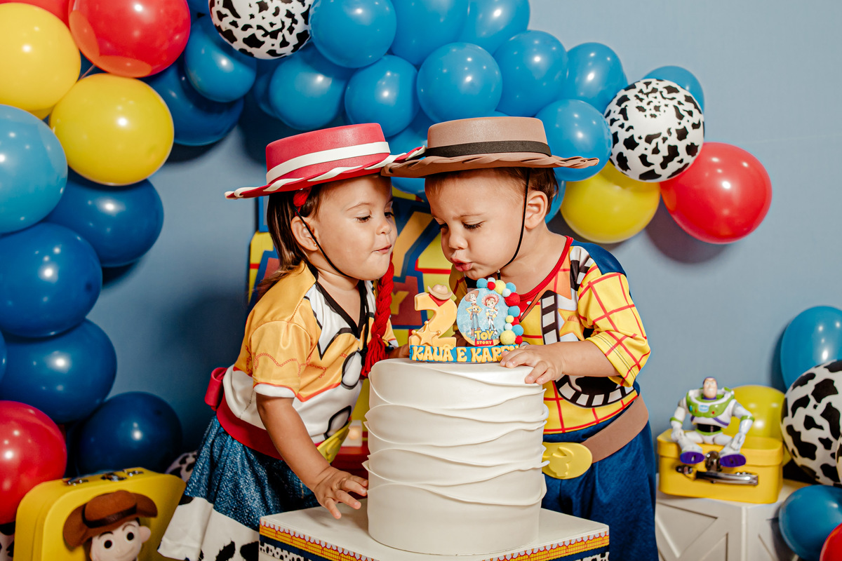 ensaio infantil irmãos gêmeos menina menino casal Jessie Woody cabeça de batata buzz lightyear toy story ensaio pré festa vaca vaqueiro cowboy Itaipu Niterói Região Oceânica Rio de Janeiro
