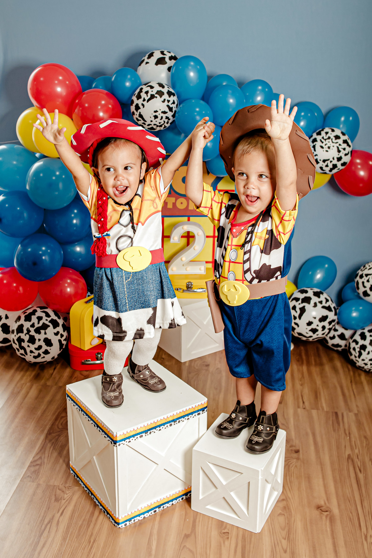 ensaio infantil irmãos gêmeos menina menino casal Jessie Woody cabeça de batata buzz lightyear toy story ensaio pré festa vaca vaqueiro cowboy Itaipu Niterói Região Oceânica Rio de Janeiro