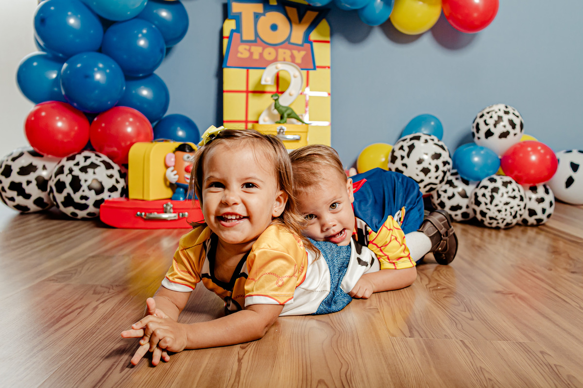 ensaio infantil irmãos gêmeos menina menino casal Jessie Woody cabeça de batata buzz lightyear toy story ensaio pré festa vaca vaqueiro cowboy Itaipu Niterói Região Oceânica Rio de Janeiro