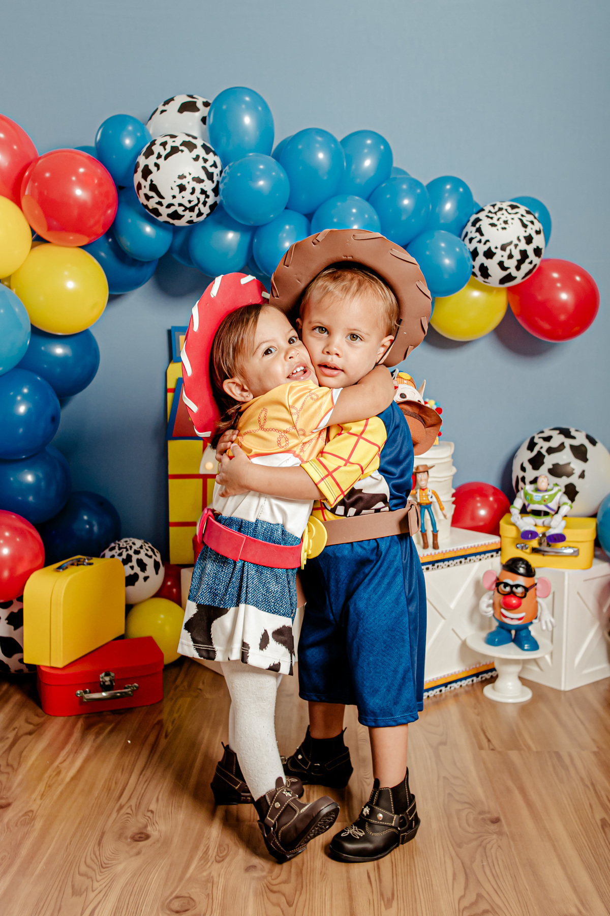 ensaio infantil irmãos gêmeos menina menino casal Jessie Woody cabeça de batata buzz lightyear toy story ensaio pré festa vaca vaqueiro cowboy Itaipu Niterói Região Oceânica Rio de Janeiro