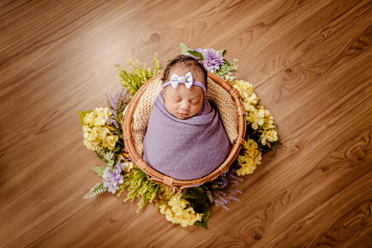 newborn menina flor princesa família irmão irmã irmãos lilás rosa vermelho Deus divina amigurumi niterói região oceânica rio de janeiro recém nascido ensaio fotográfico fotografia retrato