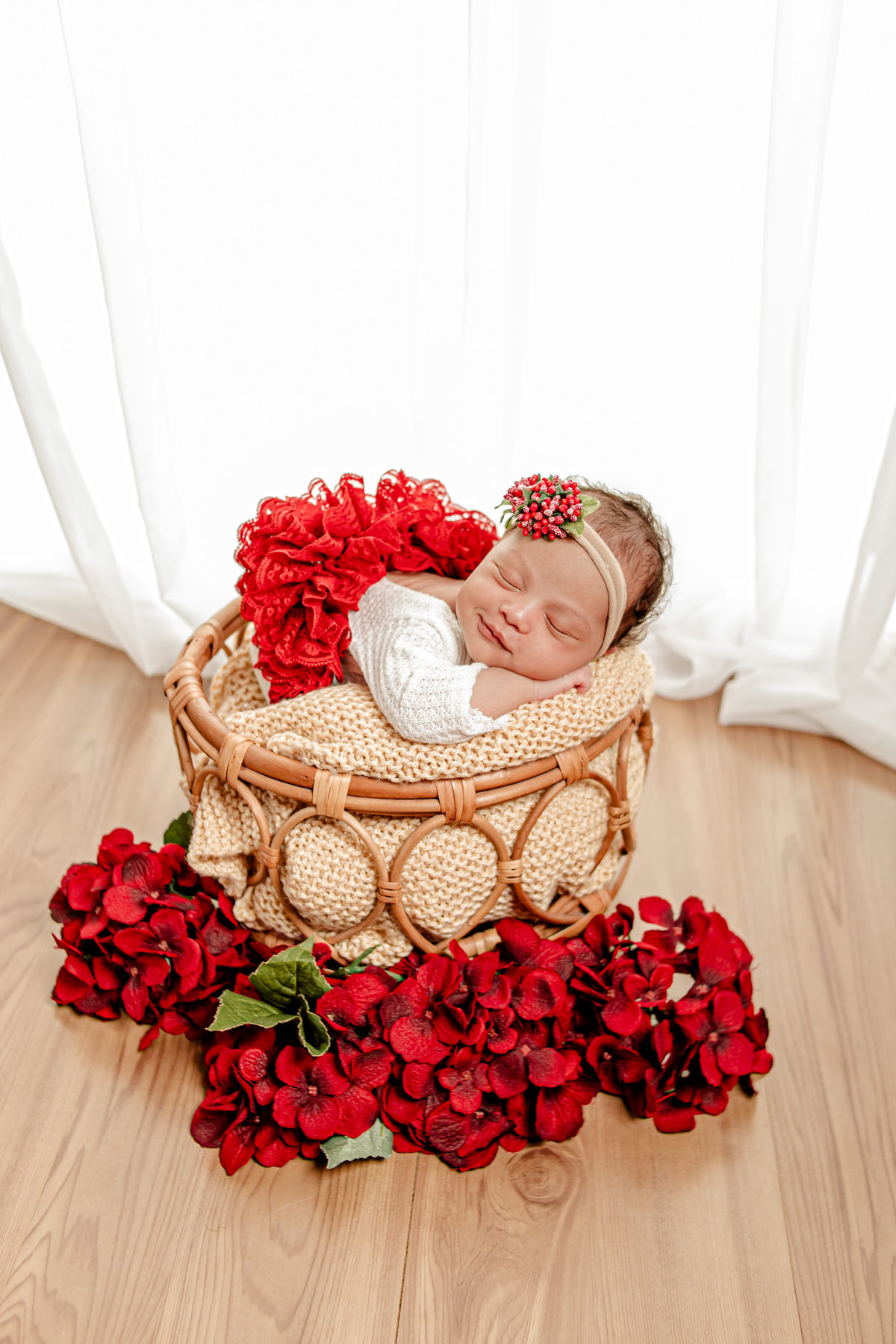 newborn menina flor princesa família irmão irmã irmãos lilás rosa vermelho Deus divina amigurumi niterói região oceânica rio de janeiro recém nascido ensaio fotográfico fotografia retrato