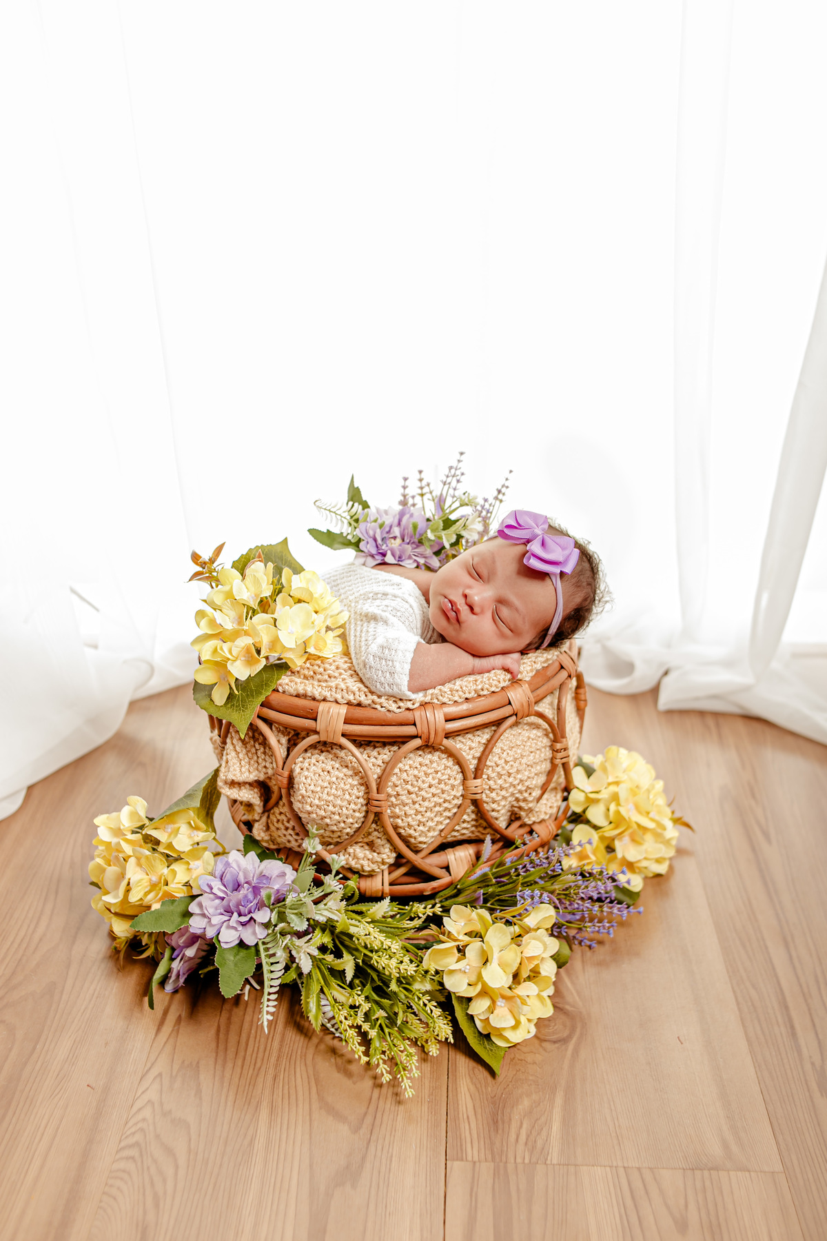 newborn menina flor princesa família irmão irmã irmãos lilás rosa vermelho Deus divina amigurumi niterói região oceânica rio de janeiro recém nascido ensaio fotográfico fotografia retrato