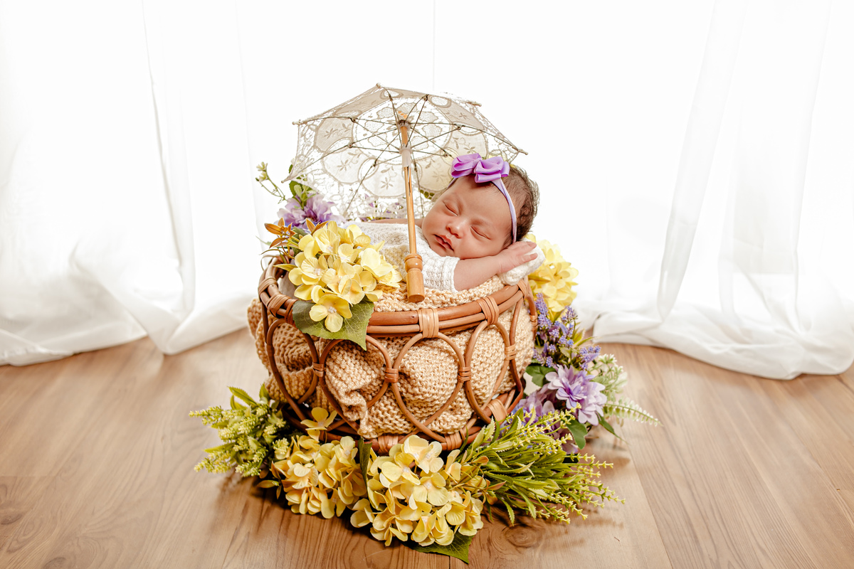 newborn menina flor princesa família irmão irmã irmãos lilás rosa vermelho Deus divina amigurumi niterói região oceânica rio de janeiro recém nascido ensaio fotográfico fotografia retrato