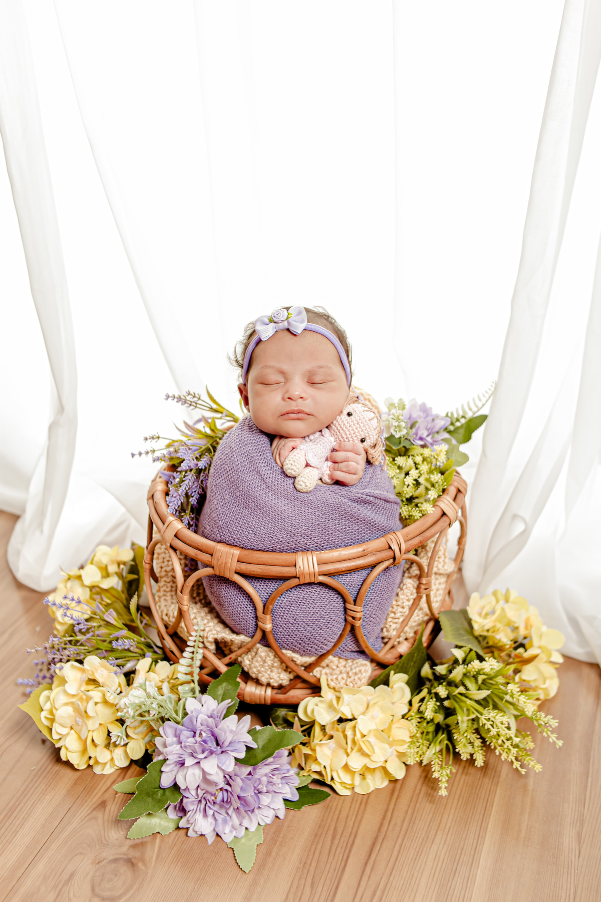 newborn menina flor princesa família irmão irmã irmãos lilás rosa vermelho Deus divina amigurumi niterói região oceânica rio de janeiro recém nascido ensaio fotográfico fotografia retrato